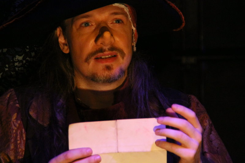 Cyrano (lisant) : « Roxane, adieu, je vais mourir. » (2011)