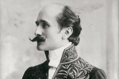 Edmond Rostand en uniforme d’Académicien – source Wikipédia