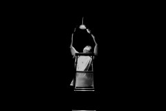 Homme sur une échelle réglant une lampe au milieu de l’obscurité par Youssef al Nasser sur Unsplash.com