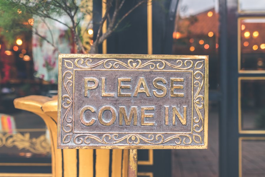 Pencarte « please come in » sur une vitrine par Artem Bali sur Unsplash.com