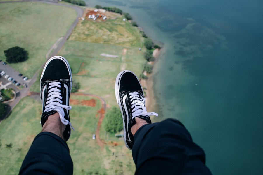 Pieds flottants dans le ciel au-dessus d’une bande côtière, par Colton Jones sur Unsplash.com