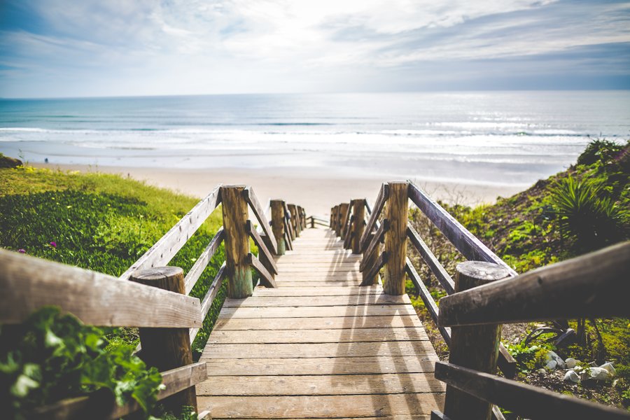 escalier à paliers en bois descendant vers la plage par Khanick Simonian sur Unsplash.com