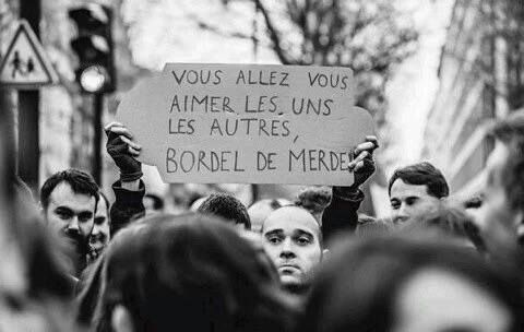 via Twitter pancarte Vous allez vous aimez les uns les autres bordel de merde